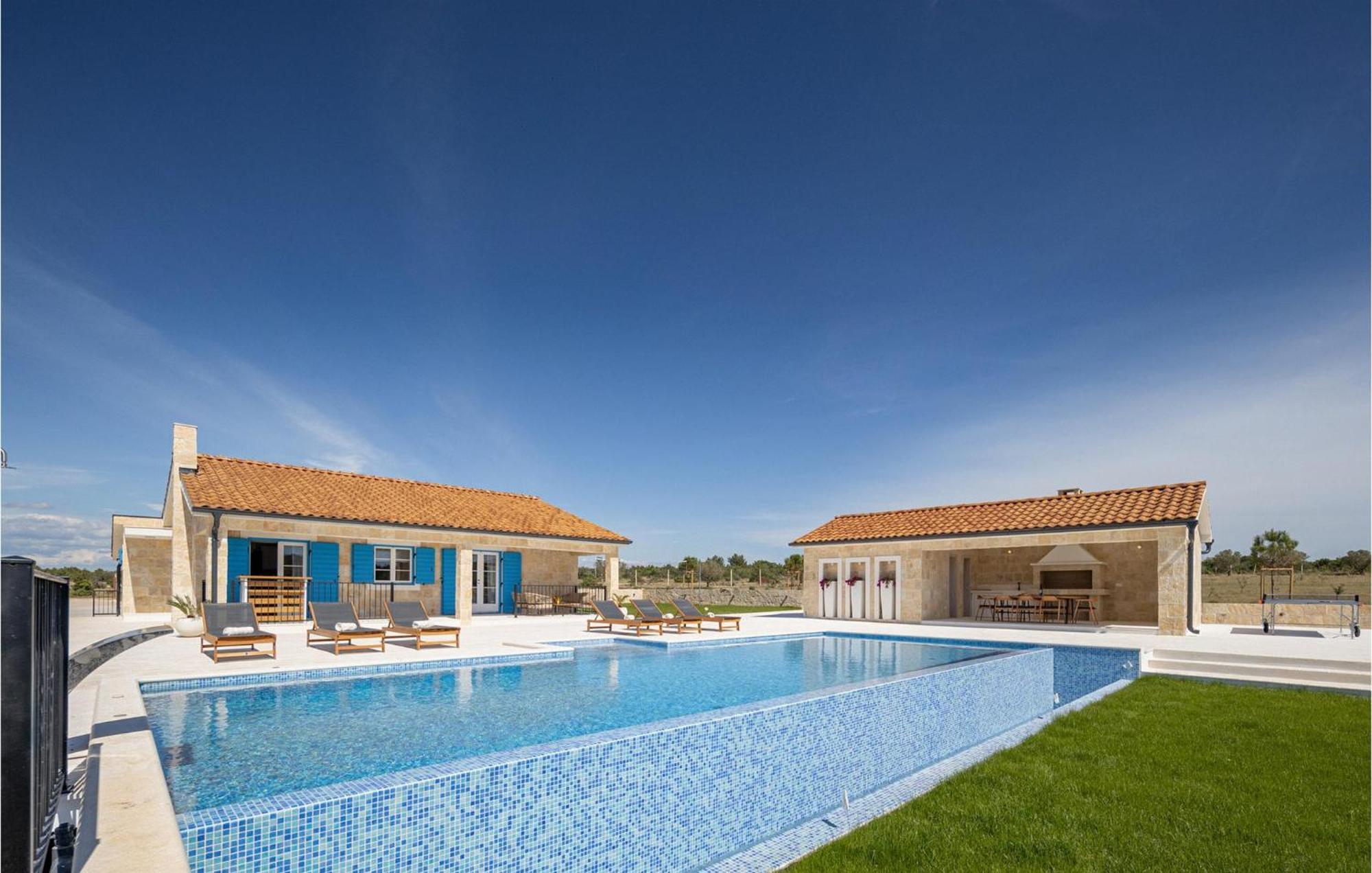Charming Viliska With Heated Pool Villa Sveti Filip i Jakov